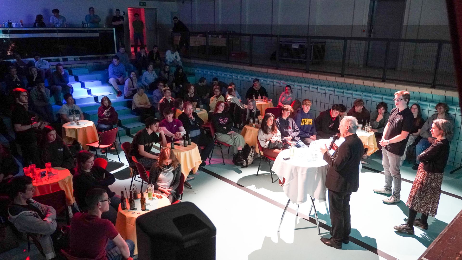 Jugendliche diskutierten mit Bischof Benno Elbs und ORF Chefredakteurin Andrea Simma-Wallinger zum Thema 'Gott Ja - Kirche Nein'.